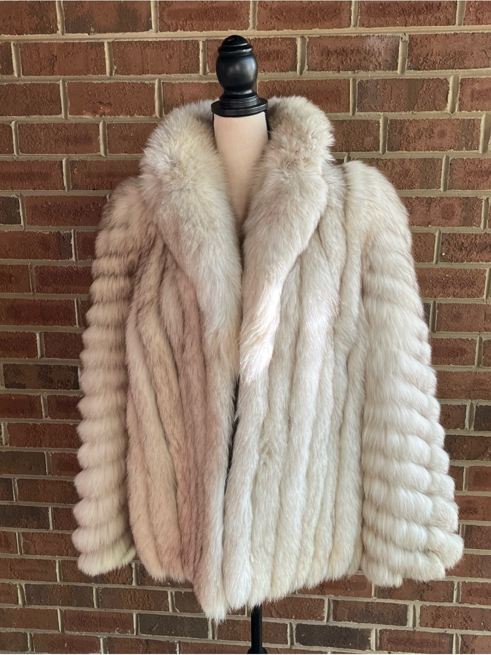 Women's Luxurious Cream Fur Coat from saga fox, large